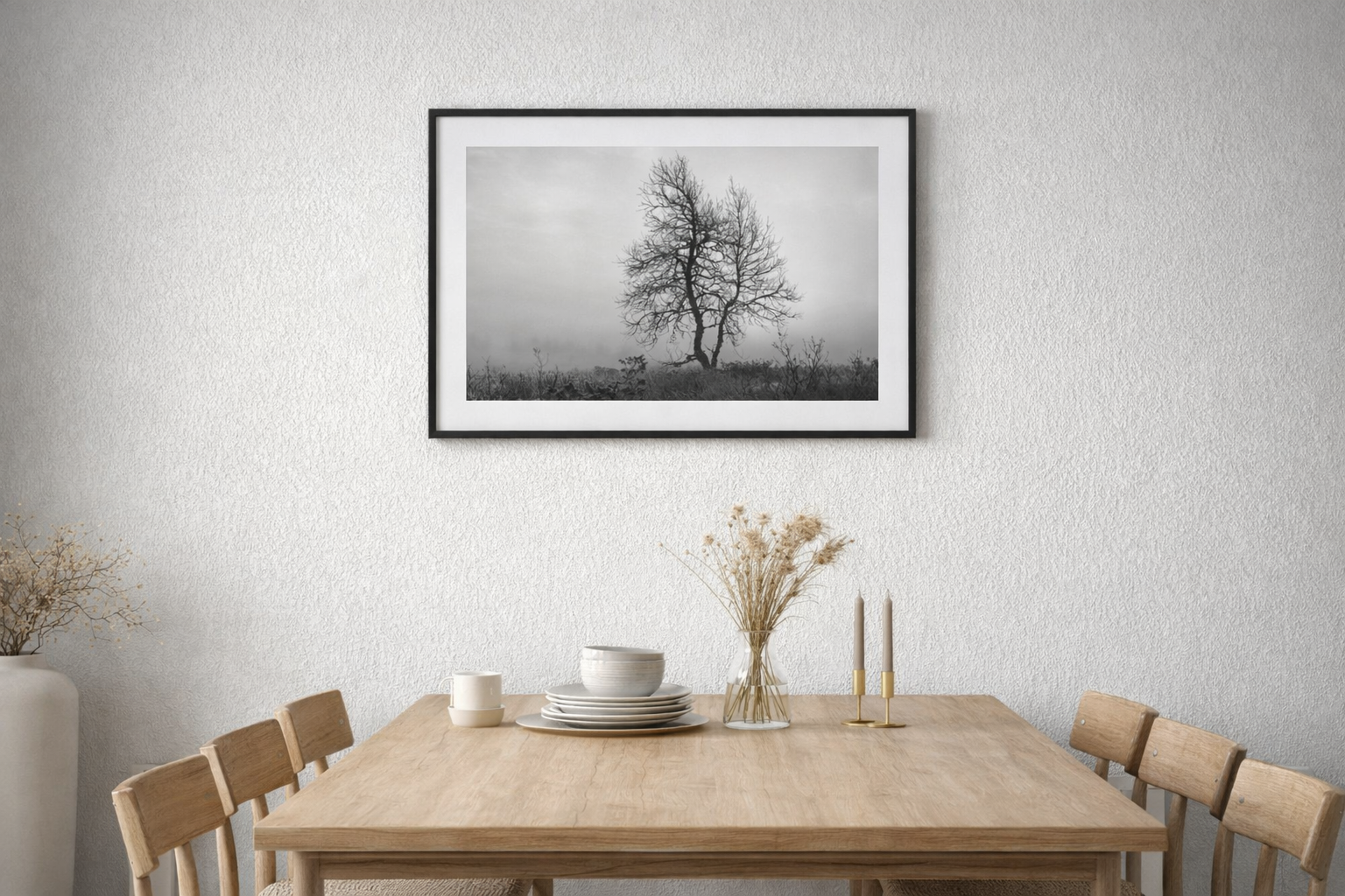 Nordisk interiør med minimalistisk spisestue og innrammet naturfoto – stilrent og moderne miljøbilde